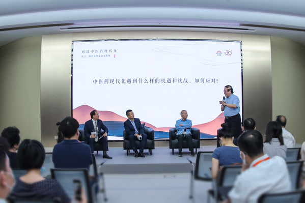 Yu Mengsun (second from right), academician of the Chinese Academy of Engineering, Zhou Daihan (first from right), specialist in TCM, Zhou Bangyong, Vice Chairman of the China Healthcare Association and Huang Jianlong, CEO of Infinitus (China) Company Ltd, in a roundtable discussion on the modern development of TCM
