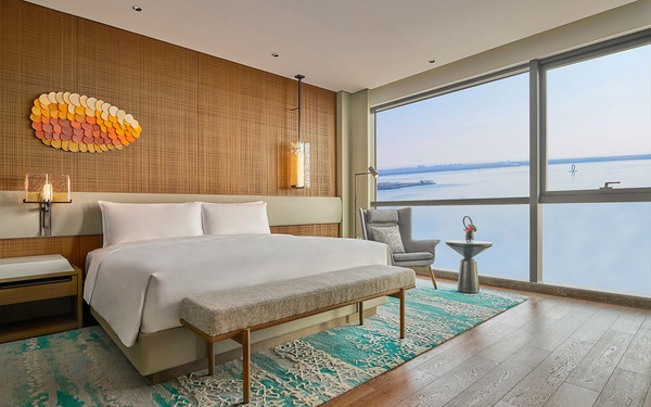 Artyzen Lingang Shanghai Guestroom with unparalleled Dishui Lake view