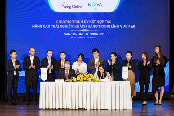 Mr. Harry Morant - General Director of Buy2sell Vietnam and Ms. Vo Thi Thien Nga - Deputy General Director of Nova Service, signed the MOU.
