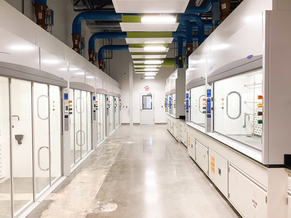 The new space includes a balanced mix of traditional benchtop hoods and walk-in hoods, offering flexibility and development space for 1L to 20L reactors, which dovetails with our 100L kilo suites.