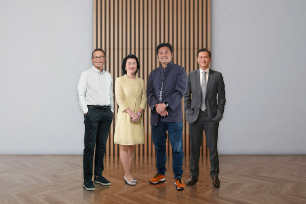 香港寬頻環境、社會及管治委員會：（左）周鏡華、顏文玲、黎汝傑、陳炳順。