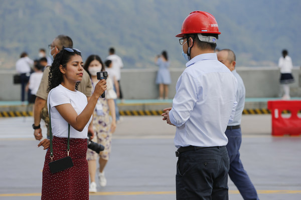 Guatemalan web blogger Celia filming from atop the Three Gorges Dam (Photo by Wang Yi)