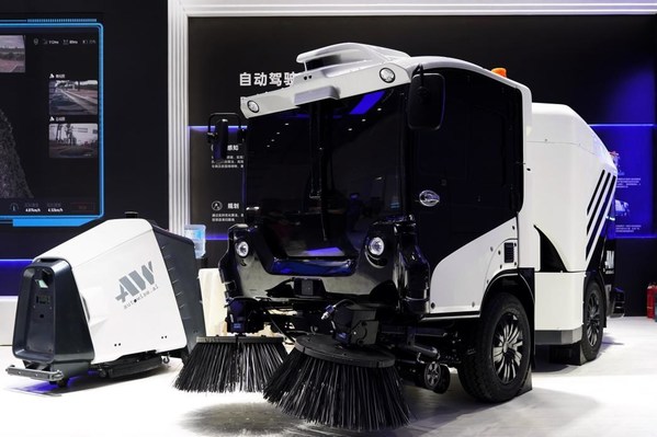 Autowise.ai仙途智能自主研发的全新自动驾驶扫路机Autowise V3（右）及全智能洗地机Autowise Floor Scrubber