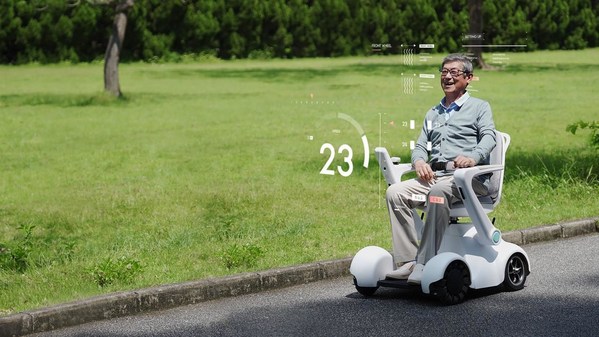 UBTECHのスマート車椅子ロボット-PathFynderが提供する「バリアフリー」移動モビリティー・サービスを公園で体験する高齢者介護施設入所者