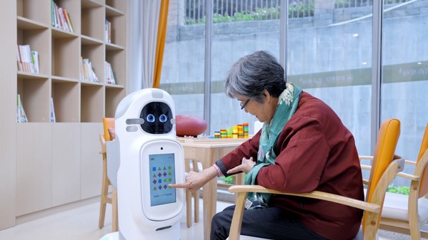 コンパニオンロボット-Welliとやり取りする深センのChina Merchants Health Care入所者