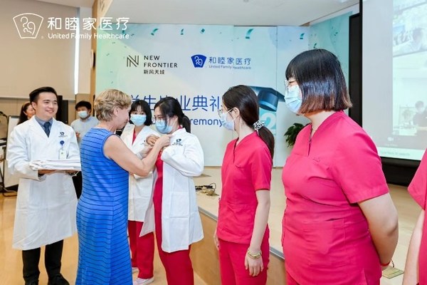 李碧菁女士为毕业的药师们颁发正式的药师制服