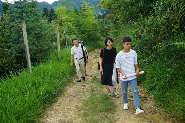 2018年，陈荣剑（右三）和项目组家访途中