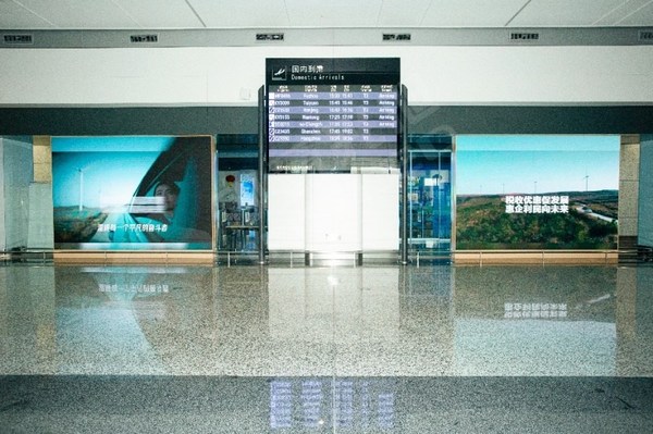 安装在航班抵达区附近的光旭系列屏幕