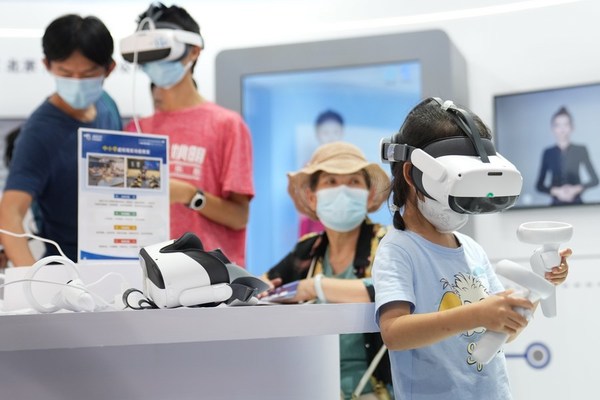 9月4日，在服贸会首钢园区文旅服务专题展，小朋友在进行VR体验。新华社记者 鞠焕宗 摄