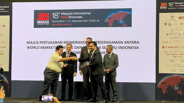 Mr. Azman Ilyas, Head of SEA Regional Expansion from Power Commerce Asia, Indonesia exchanging MOU documents with Mr. Saiful Azlan, Managing Director of Susu Irfan Malaysia to officiate cross border trade collaboration.  The event was graced by Mr. Abu Bakar Yusuf, Deputy CEO of MATRADE (Malaysia External Trade Development Corporation) as the organizer for MIHAS 2022 and executive management from MARA ( Majlis Amanah Rakyat) represented by Ybhg Datuk Syed Azmi Ahmad and Mr. Yahaya Sani.