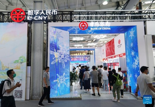 中国の首都北京の首鋼園で開かれた2022年中国国際サービス貿易交易会（CIFTIS）の金融サービス展示場で、e人民元（デジタル人民元）決済を体験するのに列を作る来場者ら－2022年9月4日（Xinhua/Jin Haoyuan）