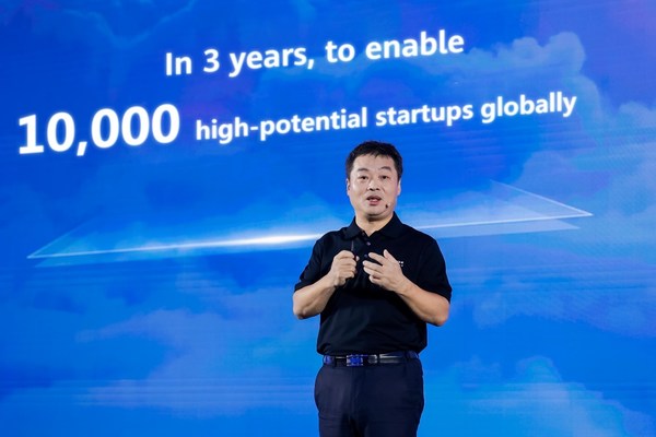 Zhang Ping'an 화웨이 선임부사장이 화웨이 클라우드의 글로벌 스타트업 에코시스템 전략을 발표하고 있다.