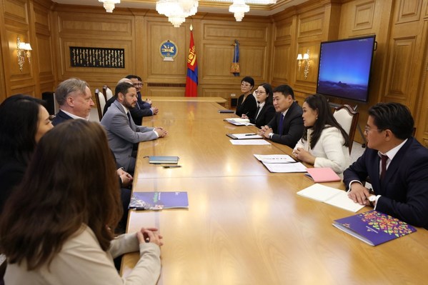 蒙古总理与主要电影工作室探讨本国电影行业发展