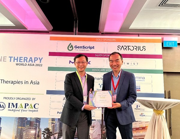 Tiến sĩ Leo Li, Giám đốc Tiếp thị của GenScript khu vực Châu Á - Thái Bình Dương vinh dự lên nhận Giải thưởng Nhà cung cấp Liệu pháp Tế bào và Gen Tốt nhất trong lễ trao giải ACGTEA.