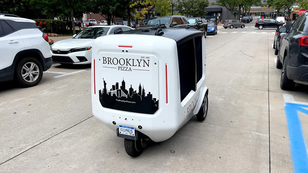 麦格纳开发的 “最后一公里”全电动自动驾驶配送机器人在密歇根州的城市街道中工作