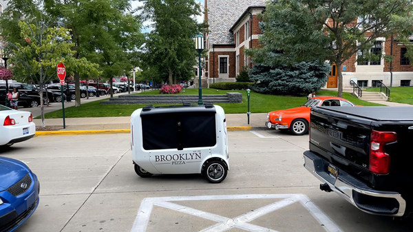 麦格纳开发的 “最后一公里”全电动自动驾驶配送机器人在密歇根州的城市街道中工作