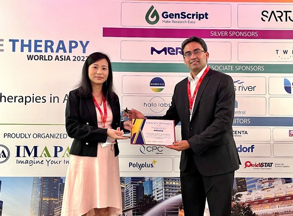 Dr. Sharon Du, Pengarah Pembangunan Perniagaan GenScript ProBio menerima Anugerah CMO Biologik Terbaik: Pemprosesan Huluan & Perkhidmatan Analitikal di majlis anugerah APBCEA.