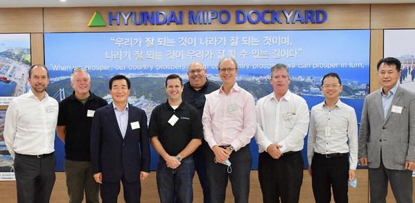 Crowley、Eastern Pacific Shipping 及 Hyundai Mipo Dockyard 的代表簽署租船協議。