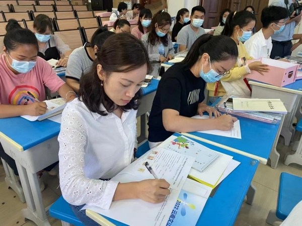 100位小学老师接受视力健康专业培训