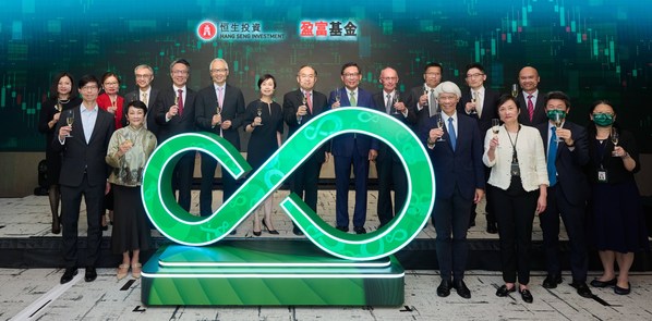 Irene Lee, Chairman of the Hang Seng Board of Directors (front row, second from left); Diana Cesar, Executive Director and Chief Executive of Hang Seng (back row, sixth from left) and other honorable guests led a toast to celebrate Hang Seng Investment’s new role as the manager of the Tracker Fund of Hong Kong and the introduction of an RMB counter for the Fund.
