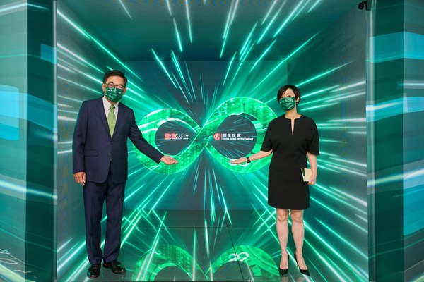 Diana Cesar, Executive Director and Chief Executive of Hang Seng (right), and George Hongchoy, Chairman of the Supervisory Committee of TraHK (left), toured the infinity art piece.