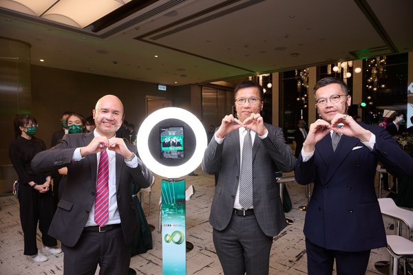 (From left) Wilfred Sit, Director and Chief Investment Officer of HSVM; Chan Ka Lok, Member of the Supervisory Committee of TraHK and Raymond Lui, Head of Product Development and Business Planning of HSVM raised their hands into gesture of “1 + 1 leads to infinity”.