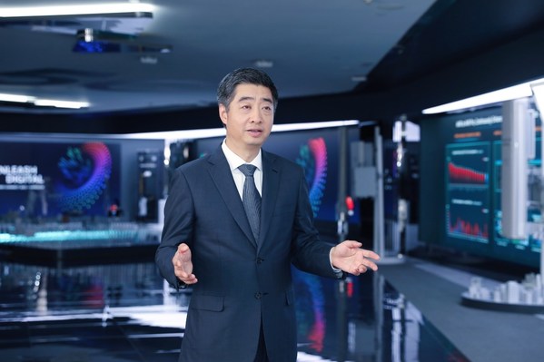 Ken Hu menyampaikan paparan di ajang HUAWEI CONNECT 2022