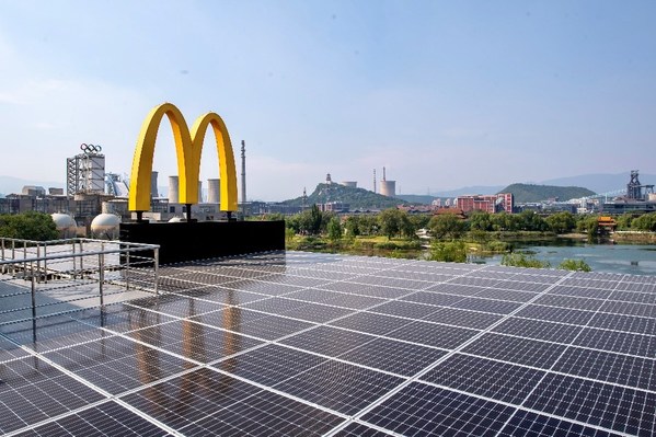 麦当劳首钢园餐厅楼顶配备超过2000平方米的场地内太阳能光伏发电系统，年发电量可达约33万度，满足餐厅日常运营电力需求
