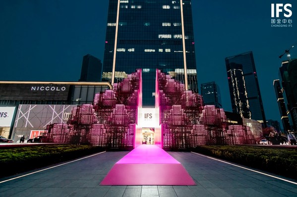 重慶IFS聯手國際藝術家打造全新公共藝術裝置「第十八道門」