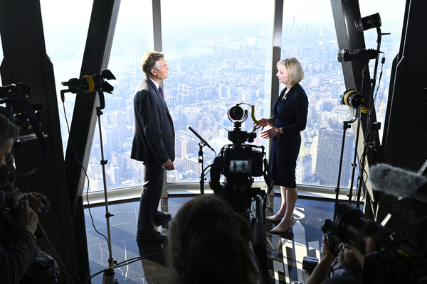 トラス英首相がエンパイアステートビルで放送用インタビューを実施