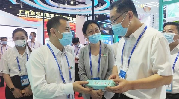 公司党委副书记、副董事长、总裁龚慧泉（左二）向柳州市市长张壮（右一）介绍产品