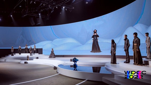 -大屏中展示的“山”系列虚拟服饰由CLO公司制作完成
