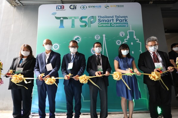 The inauguration and ribbon cutting ceremony of Thailand-Taiwan Smart Park: SynHub co-CEO and co-founder Rassamee Suebchompoo (first from left), Thailand's DEPA executive vice president, Supakorn Siddhichai (second from left), SynHub co-CEO and co-founder Niti Mekmok (third from left), IDB's Information Technology Industries Division deputy head, Michael Yen (third from right), Taipei Economic and Cultural Office in Thailand Economic Division first secretary Jung Tzu Niu (second from right), and Institute for Information Industry International Division deputy director Shun Jung Tu (first from right).