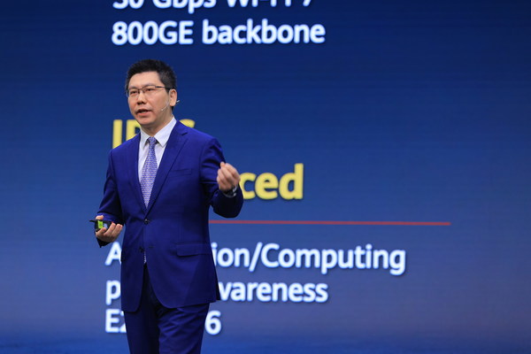 Zhao Zhipeng, Vice President, Data Communication Product Line, Huawei, menyampaikan paparan berjudul "Intelligent Cloud-Network, Unleashing Industry Digital Productivity"
