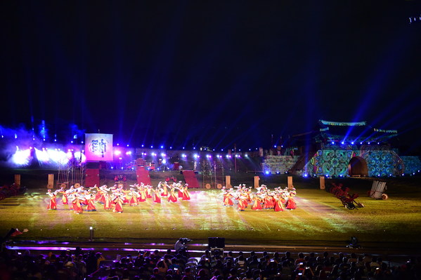 水原の歴史的祝祭「水原華城文化祭」で水原華城を背景にした美しいイルミネーションとパフォーマンス