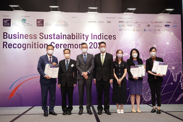 Representatives of the overall top performing companies received certificates for their outstanding performance in business sustainability