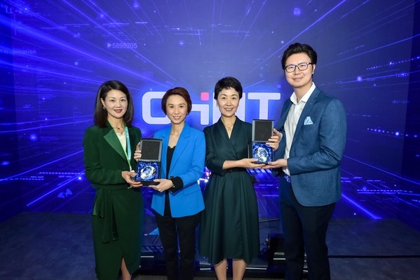 Kiri ke kanan: Cik Zheng Bei Bei, Menteri Negara Low Yen Ling, Puan Yang Terutama Sun Haiyan, dan En. Johnson Luu di acara pelancaran Asia Pacific Innovation Lab dan Ibu Pejabat CHINT.