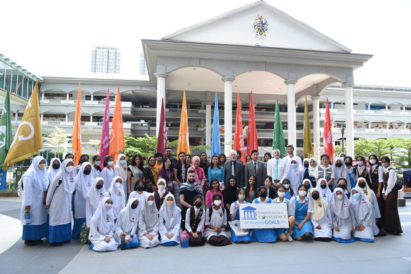 Tengku Zatashah, Tan Sri Dr. Jemilah Mahmoo, dan Profesor Sibrandes
Poppema bersama Siswa SMK Assunta dan Mahasiswa Internasional International
Students Sunway University