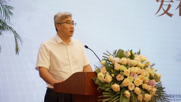 中国服装协会专职副会长杨晓东致辞