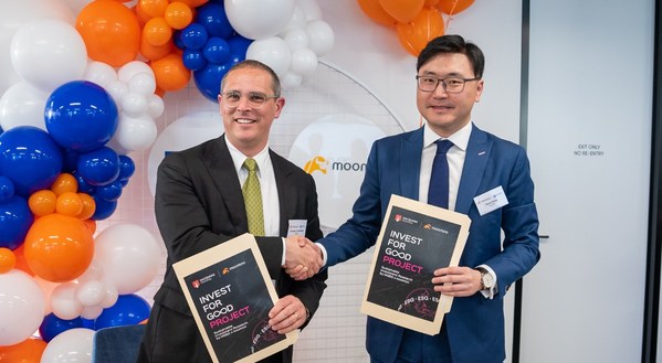 Professor Vito Mollica, Head of Department of Applied Finance at Macquarie University, and Steve Zeng, Head of Global Strategy and CEO of Australia at Futu Holdings, attend the signing ceremony for the Macquarie University – moomoo partnership.