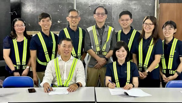 Signing of agreement by CEO Soilbuild, Roy Teo (L); COO Biosyngen, Michelle Chen (R).