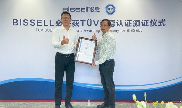 TUV南德大中华区消费品服务部高级副总裁陈灏漩（右一）为BISSELL必胜颁发证书