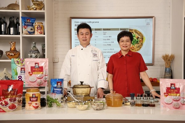 百事公司亚洲研发中心行政总厨陈武（图左）与营养专家一起制作桂格燕麦美食