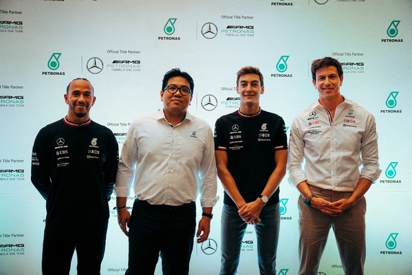 梅赛德斯-AMG马石油F1车队车手汉密尔顿（左1）、马石油总裁兼集团首席执行官拿督陶菲克（左2）、梅赛德斯-AMG马石油F1车队车手拉塞尔（右2）、梅赛德斯-AMG马石油F1车队负责人兼首席执行官托托·沃尔夫（右1）共同出席签约仪式并合影