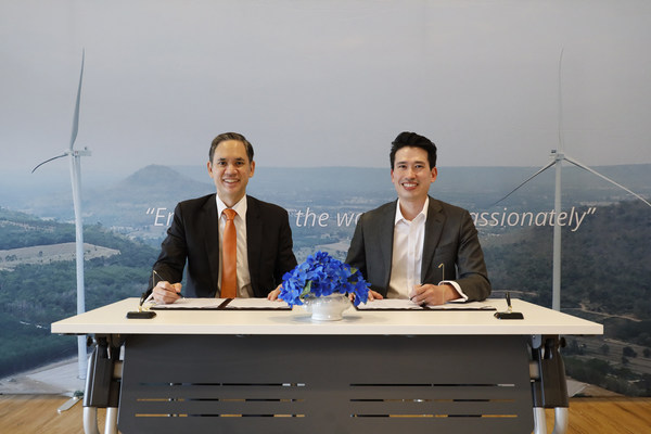 From left to right: Nopadej Karnasuta, Senior Executive Vice President - Investment, Innovation and Sustainability, B.Grimm Power and Michael Lewis, Managing Director, Air Liquide Thailand signing the RECs purchase agreement