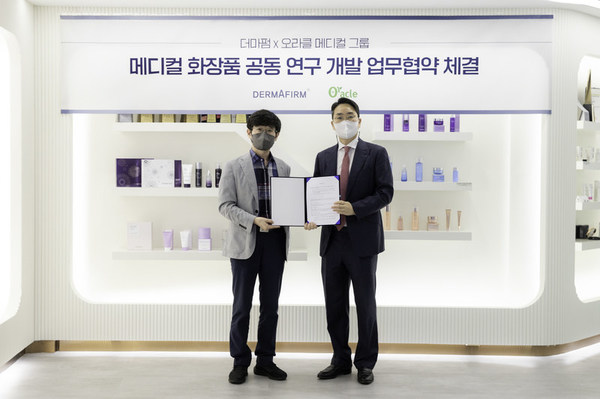 Dermafum x Oracle MOU Signed. (left) Oracle Medical Group President Noh Young-woo, (right) CEO of Dermafirm Han Yoon-Jae.