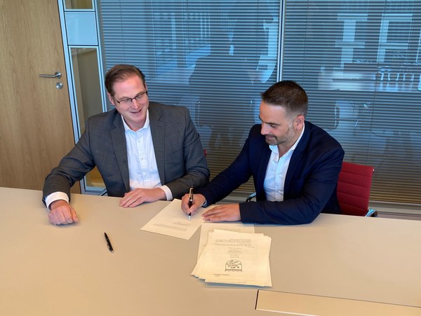 Matthijs Beijk (LyondellBasell) 及 Kai Hoyer (23 Oaks Investment) 簽署成立 Source One Plastics 協議。