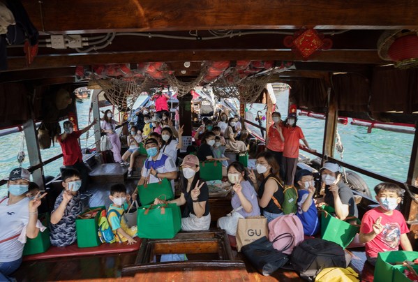 Sino Group and The Fullerton Ocean Park Hotel have joined hands with community partners to support boat dwellers and families in need through distributing 200 care packs and hosting beneficiaries to cruises along Victoria Harbour and the Southern District on 7 and 8 October 2022 respectively on Dukling, Hong Kong’s only remaining original antique Chinese-style junk, to enjoy the scenic harbour and storied Southern District.