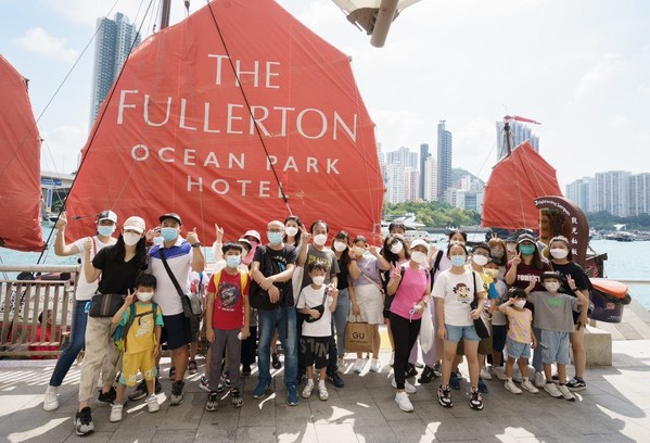 Sino Group and The Fullerton Ocean Park Hotel have joined hands with community partners to support boat dwellers and families in need through distributing 200 care packs and hosting beneficiaries to cruises along Victoria Harbour and the Southern District on 7 and 8 October 2022 respectively on Dukling, Hong Kong’s only remaining original antique Chinese-style junk, to enjoy the scenic harbour and storied Southern District.