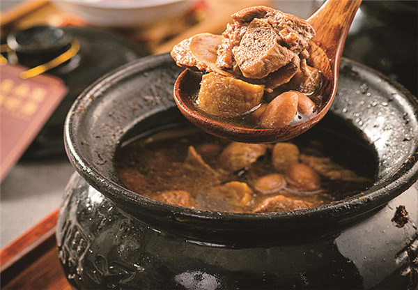 Clay pot soup is prepared in giant clay pots and simmered over burning coal for more than seven hours. [Photo provided to chinadaily.com.cn]
